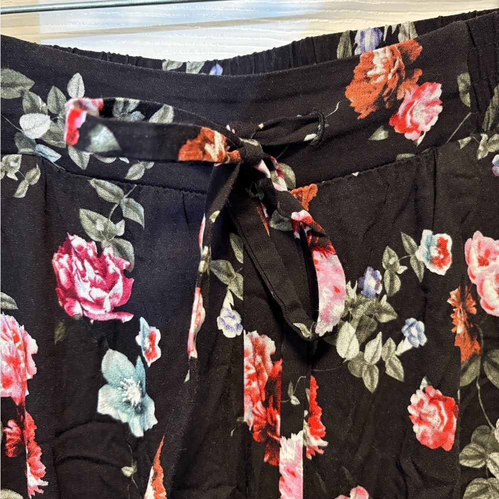 Torrid floral pattern rayon cropped drawstring pull-on pants. Size 1. EUC!! - Picture 3 of 6